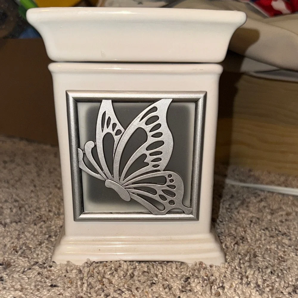 Scentsy *No box full size wax warmer w/ magnetic Butterfly Home Accent - Picture 1 of 5